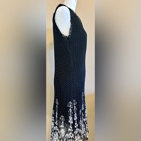 Lindt V-Neck Dress Size: Small - Picture 3 of 9